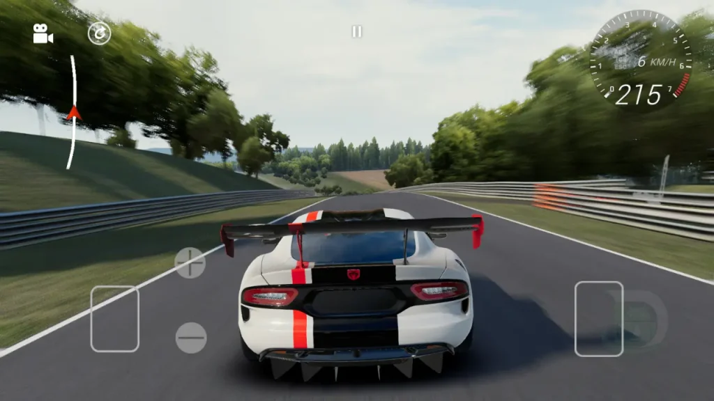 Apex Racing APK'da bir orman yolunda hızla ilerleyen beyaz yarış arabası